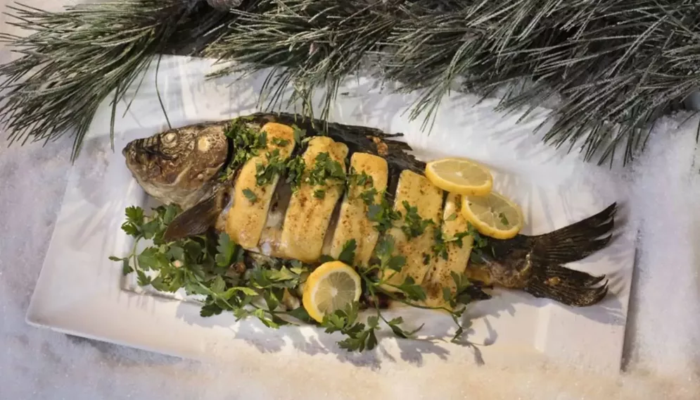 Swiateczny karp z serowo pieczarkowy