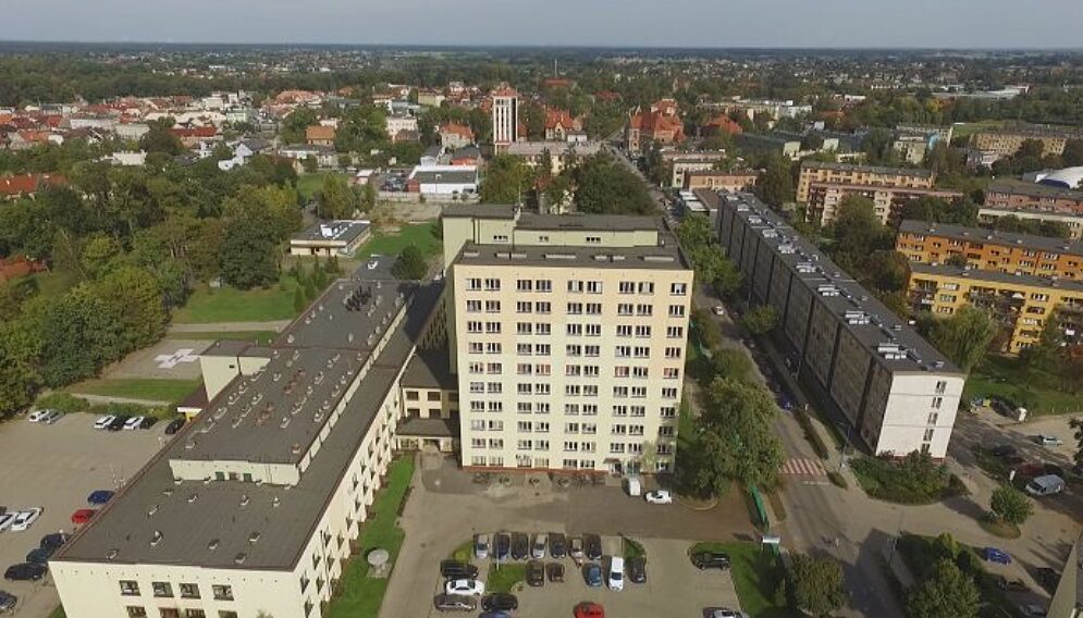 Szpital wpisany w panorame pszczyny
