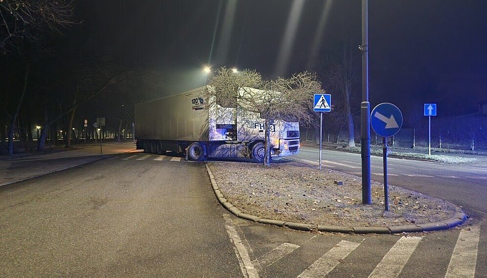 Tir zablokowal droge