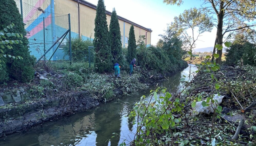 Wieziniowie usuwaja skutki powodzi