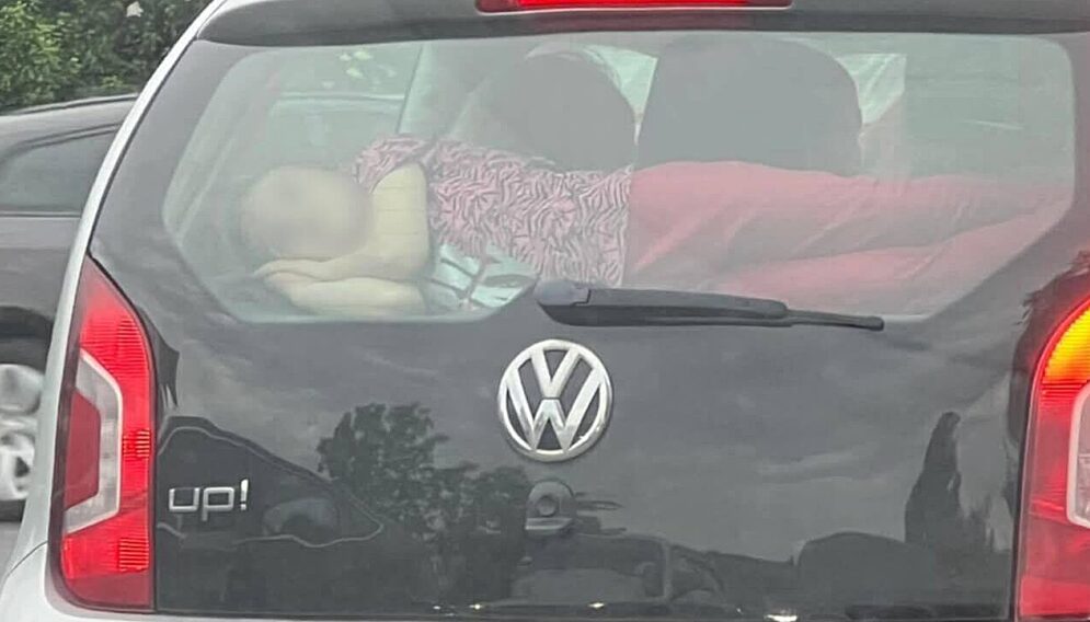 Wiozl dziecko na polce w aucie