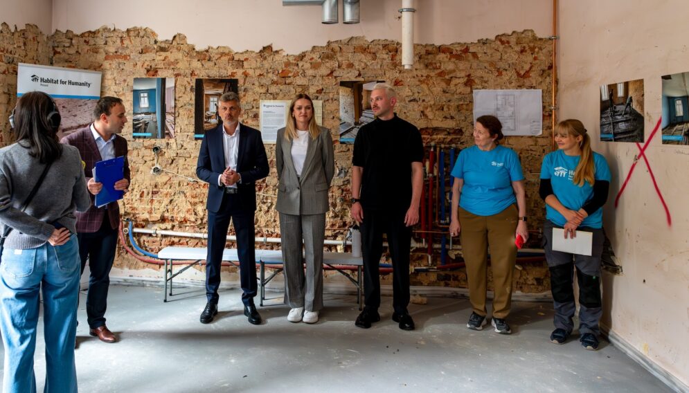 Wolontariusze z usa remontuja mieszkania w bytomiu