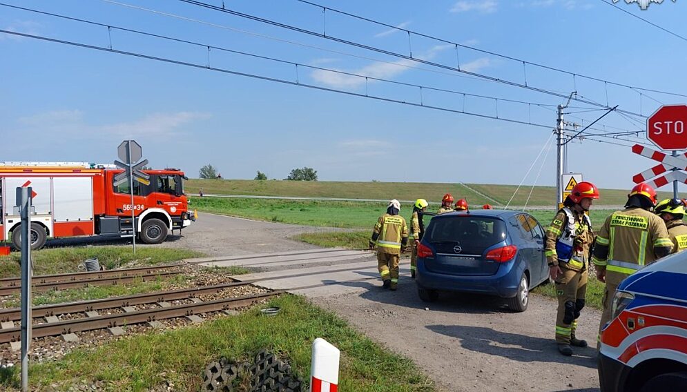 Zderzenie osobówki z pociągiem w raciborzu