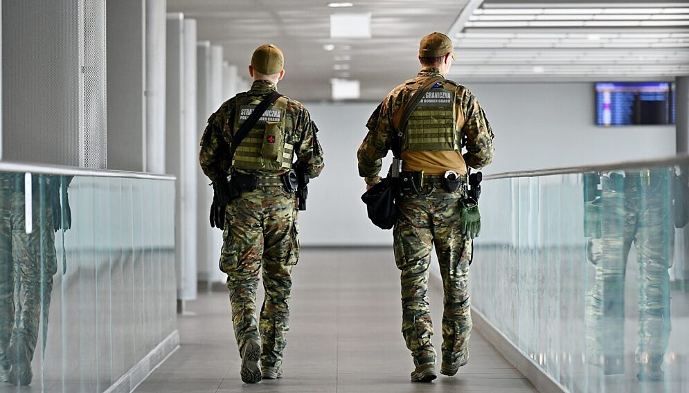 Żart o granatach na lotnisku