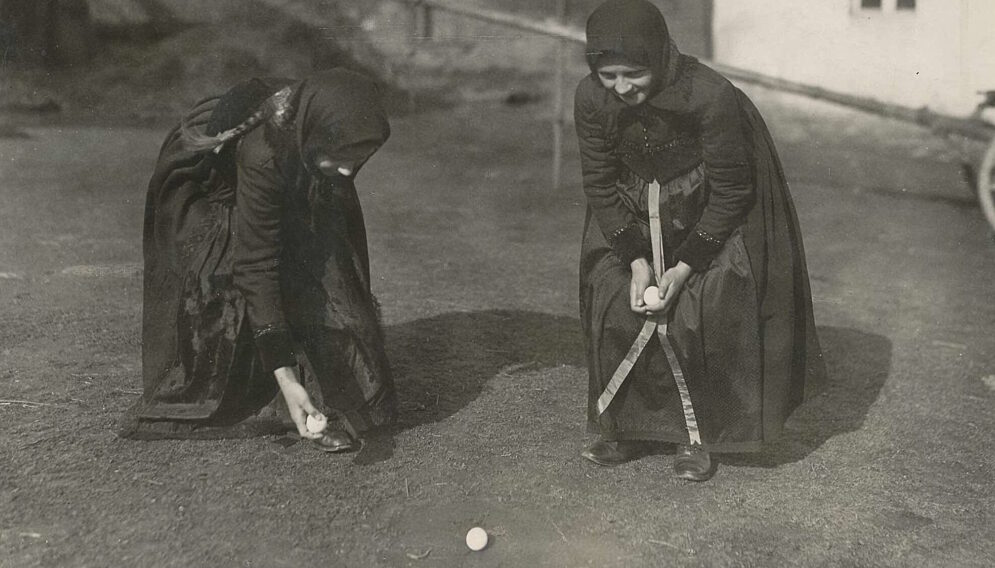 Kulanie jajek wielkanocna zabawa z kroszonkami Szywałd ob Bojków dzielnica Gliwic nie później niż 1933 r Fot Paul Schau