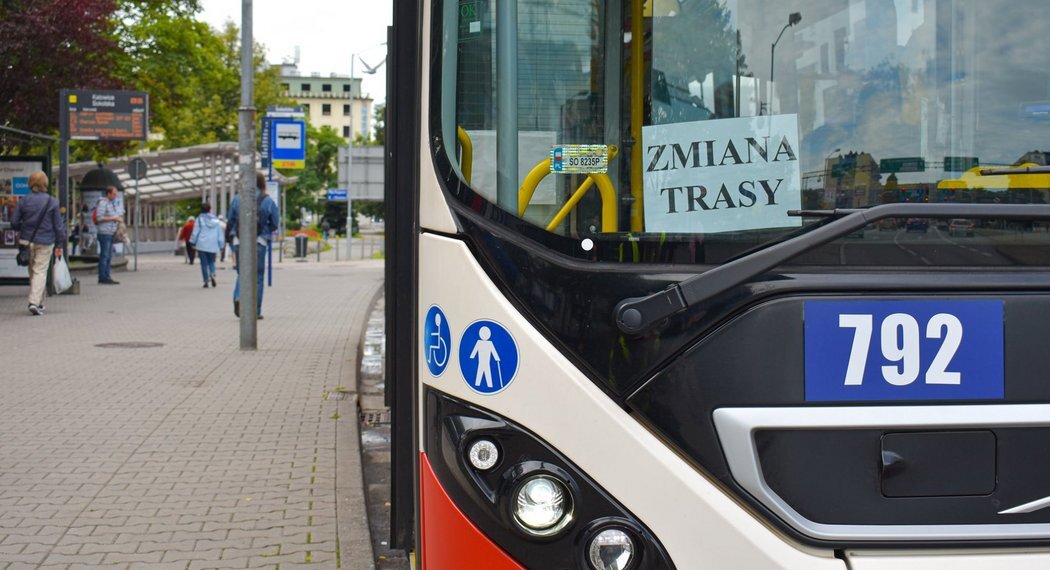 Autobus na przystanku