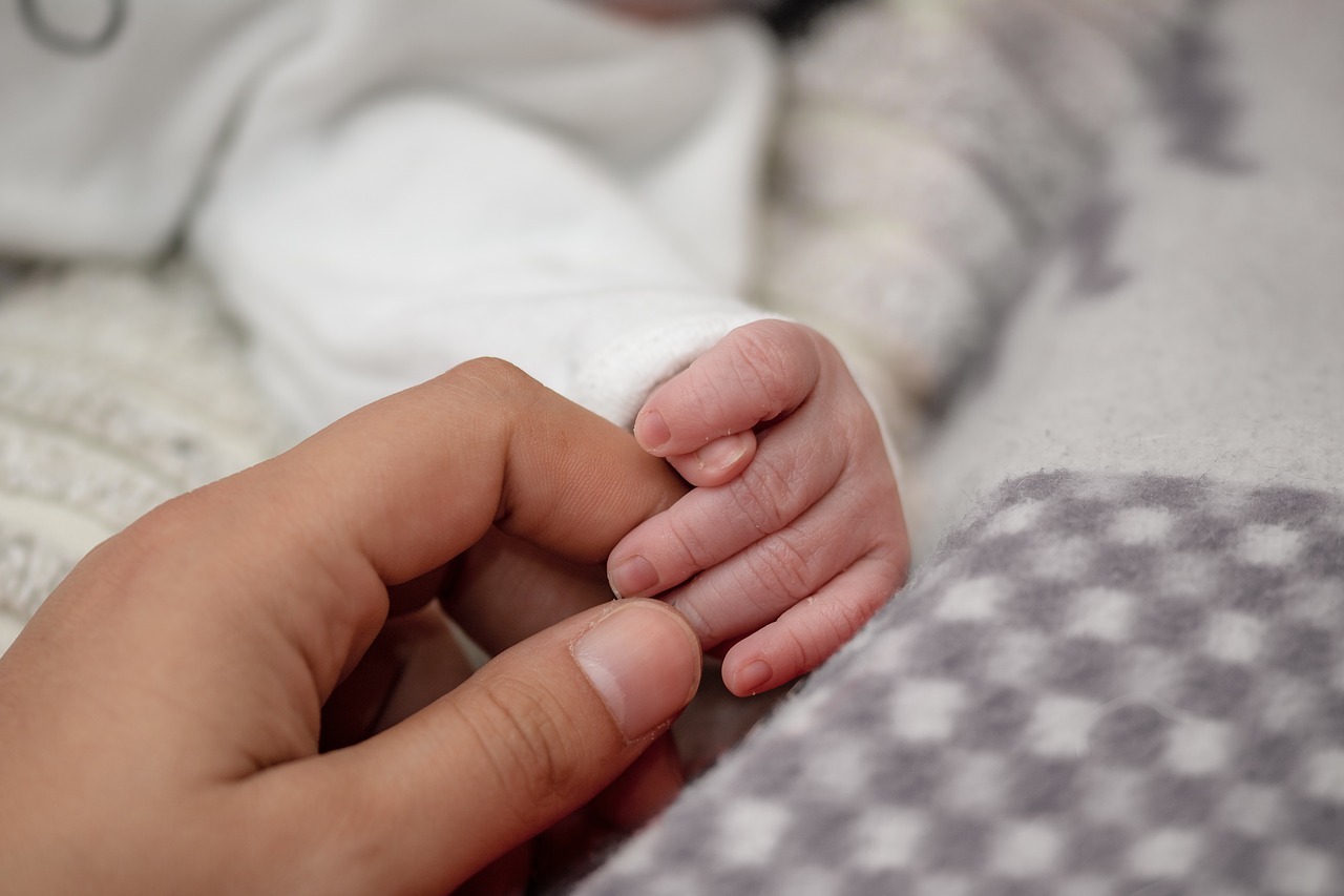 Babys hand 3771193 1280