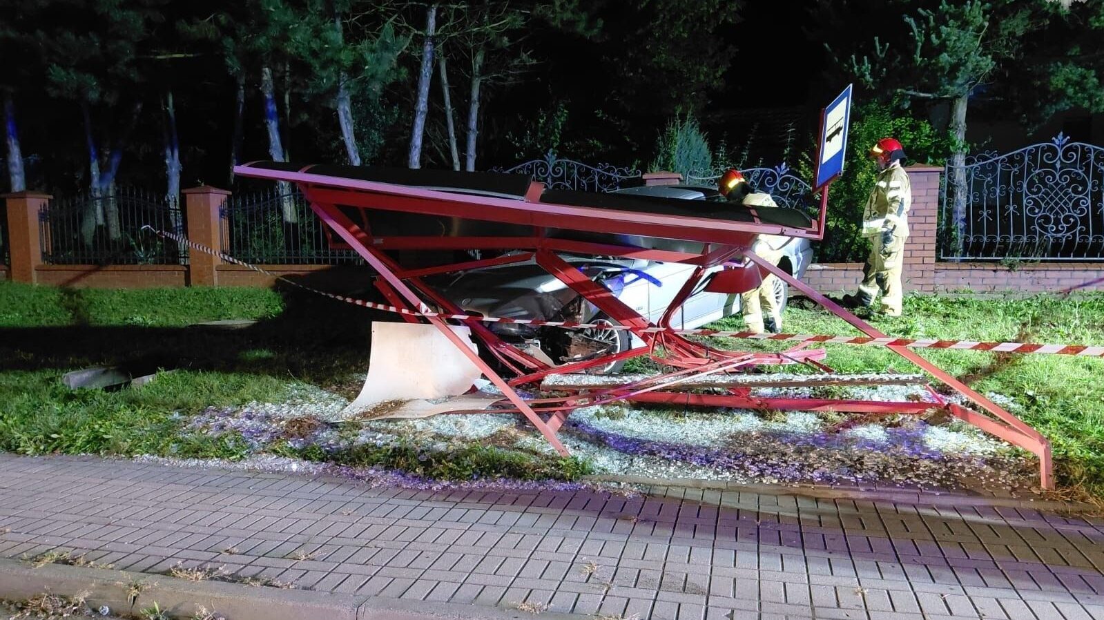 Bmw staranowało przystanek