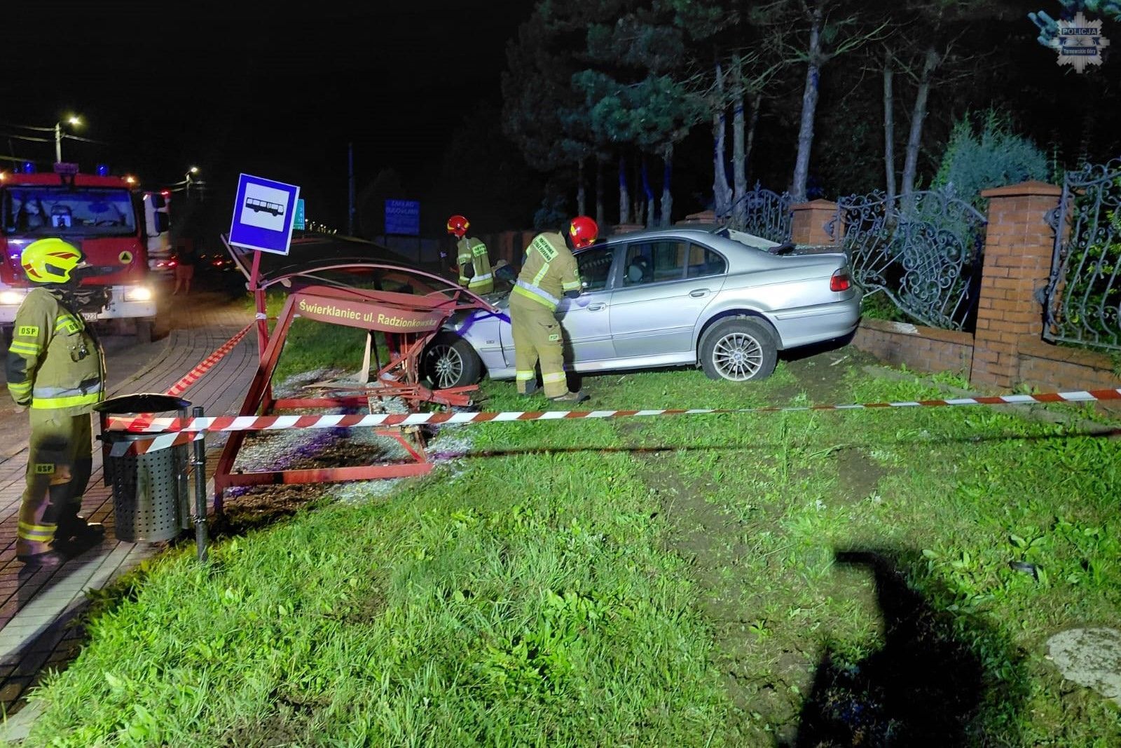 Bmw wjechało w przystanek