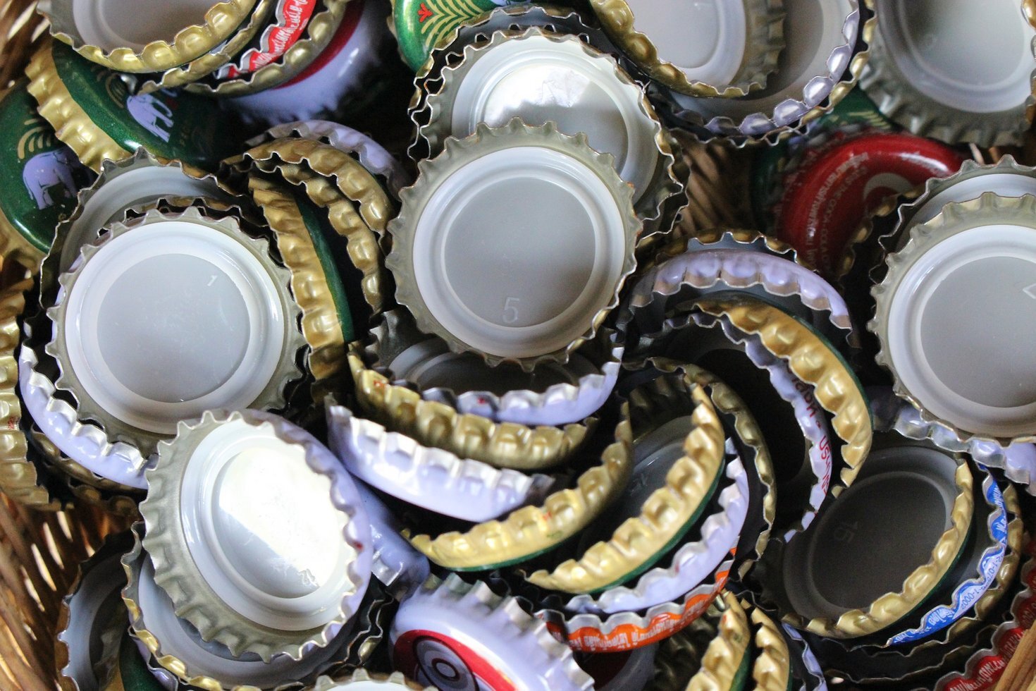Bottle tops 1895038 1920 1