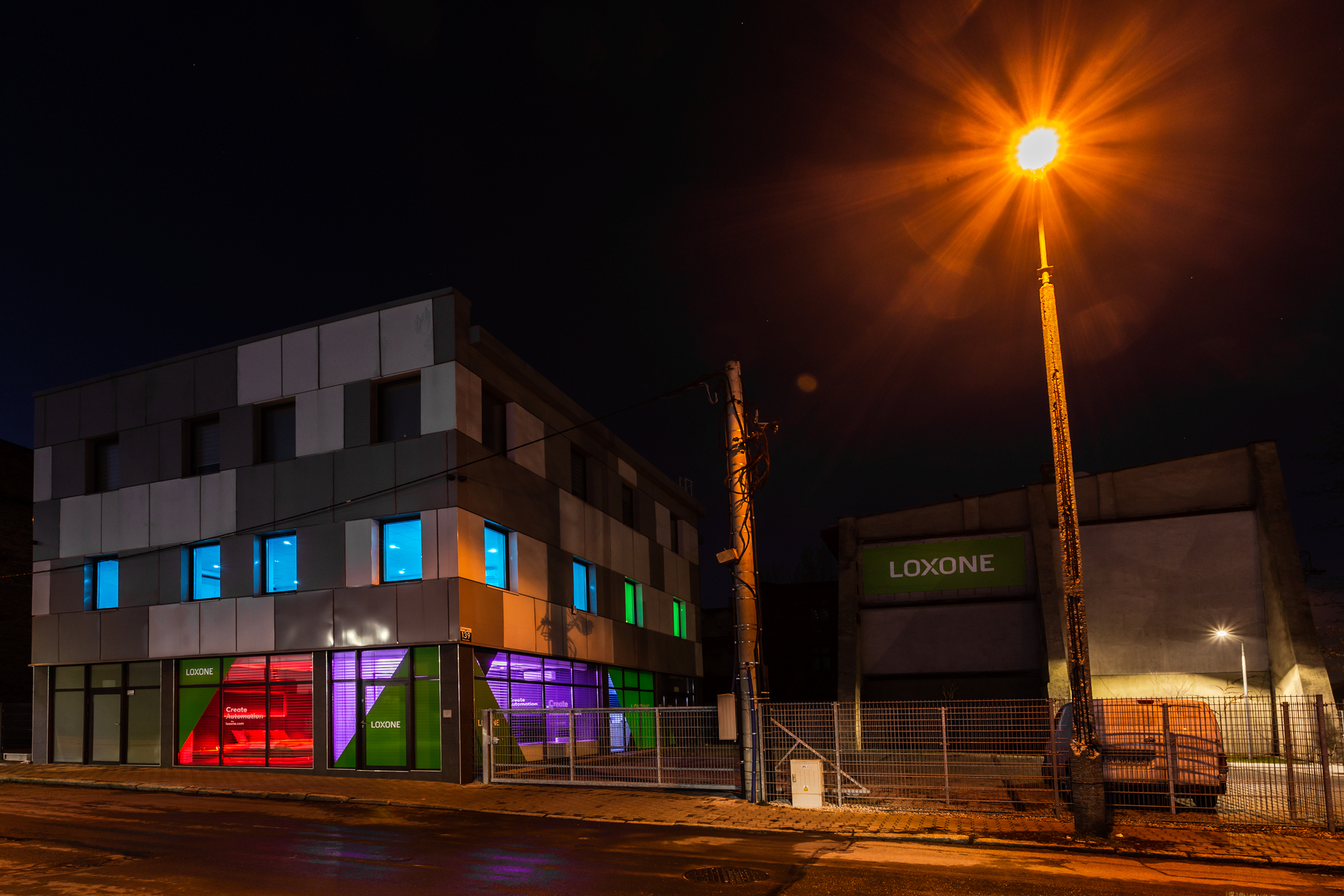 C Loxone Widok na budynek siedziby Loxone noc