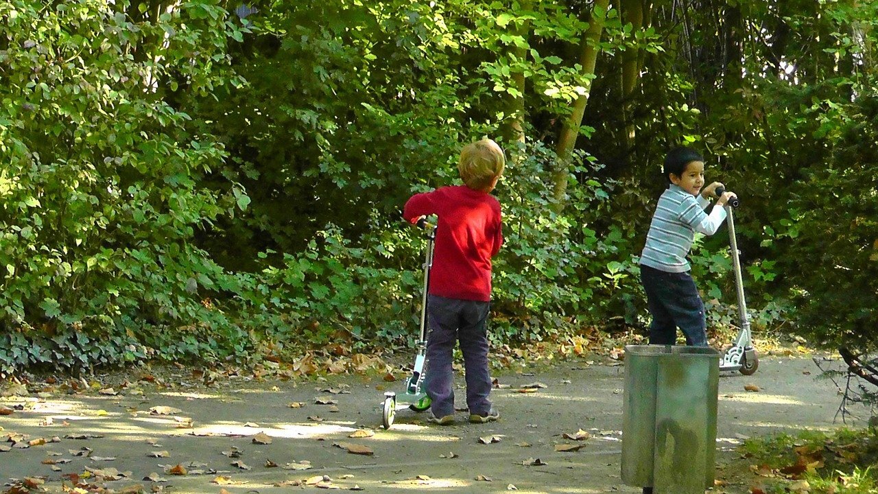 Children playing 77327 1280