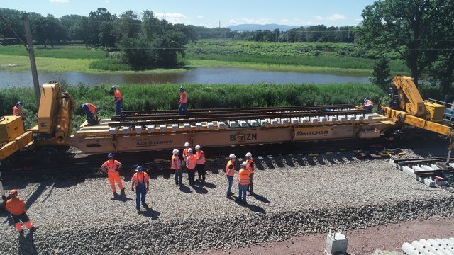 Csm Wagon Switcher transportuje rozjazdy kolejowe widac pracownikow maszyne i podklady fot Lukasz Wroblewski 8ddc5e5a41