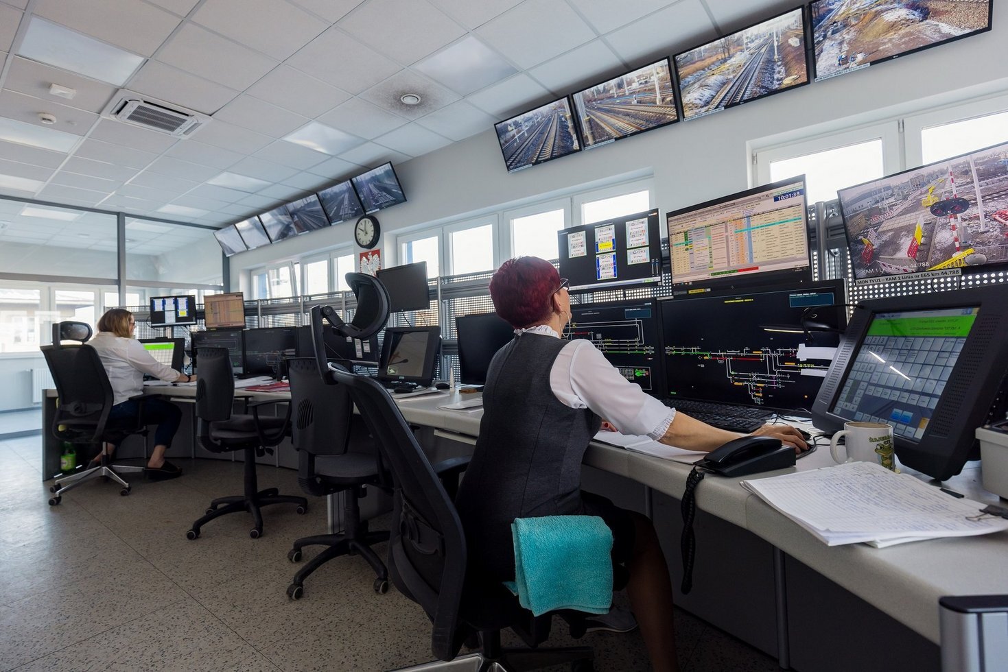 Csm Wnetrze nowoczesnego lokalnego centrum sterowania w Czechowicach Dziedzicach pracownicy przy pracy przed ekranami fot Lukasz Hachula 2 7ef85ab66e