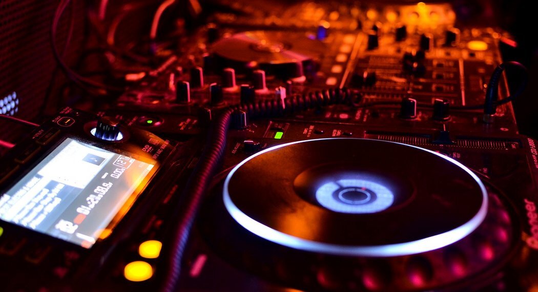 Csm dj 2581269 1280 650bb73079