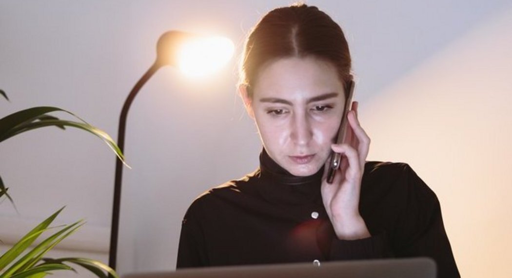 Csm photo of woman using smartphone 3747409 01eacb0ce6