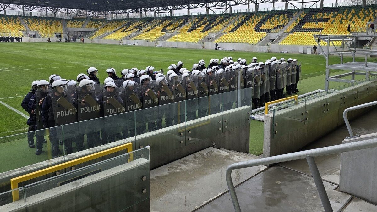 Cwiczenia policjantow na stadionie