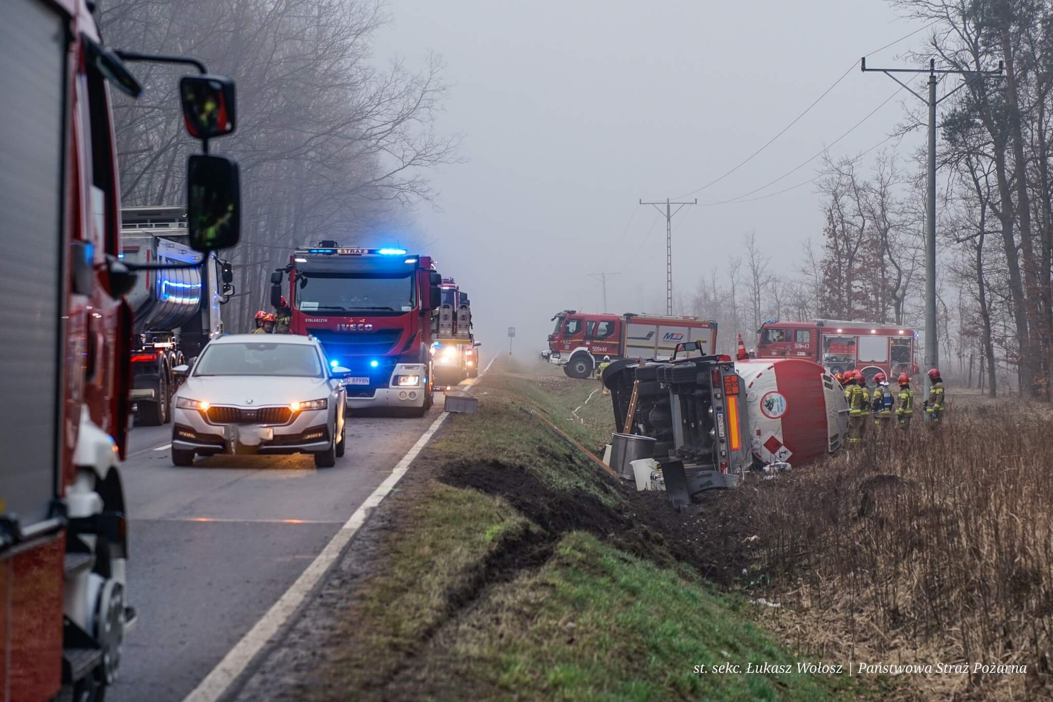 Cysterna wpadla do rowu