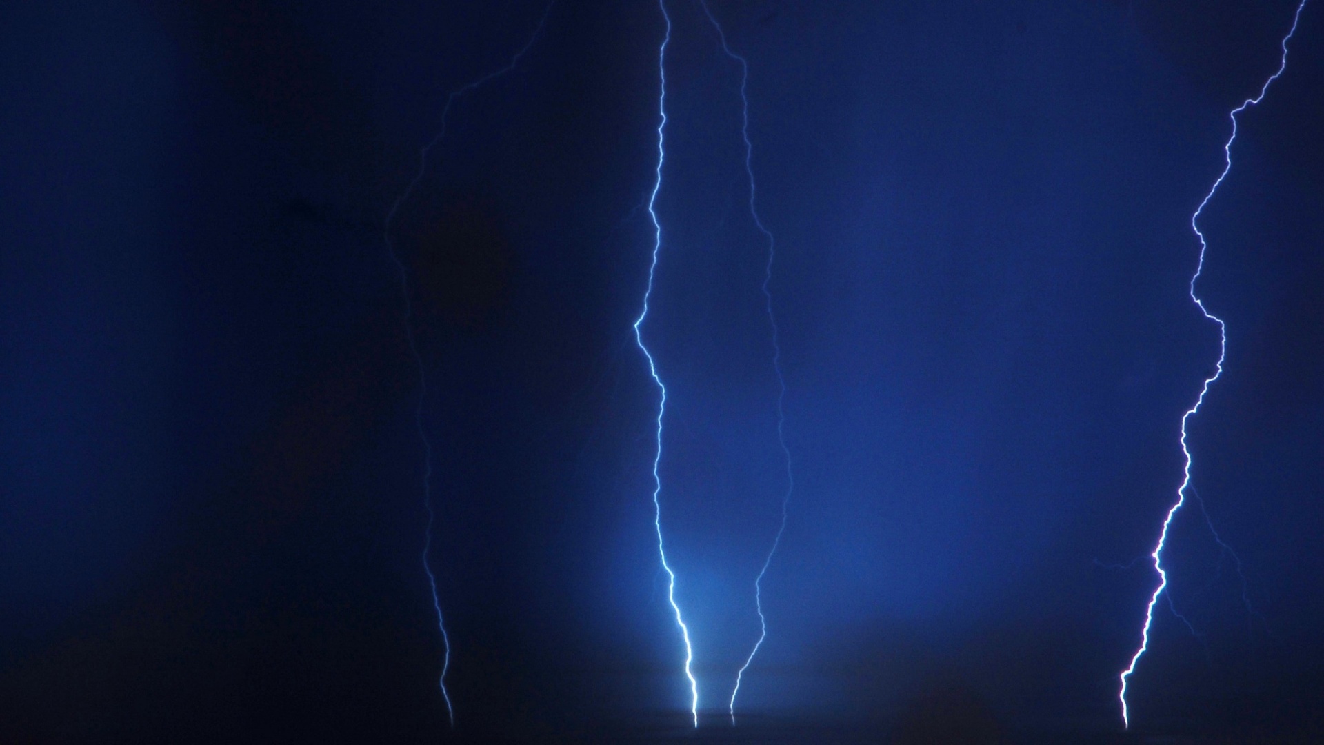 Eclairs et foudre dans la nuit