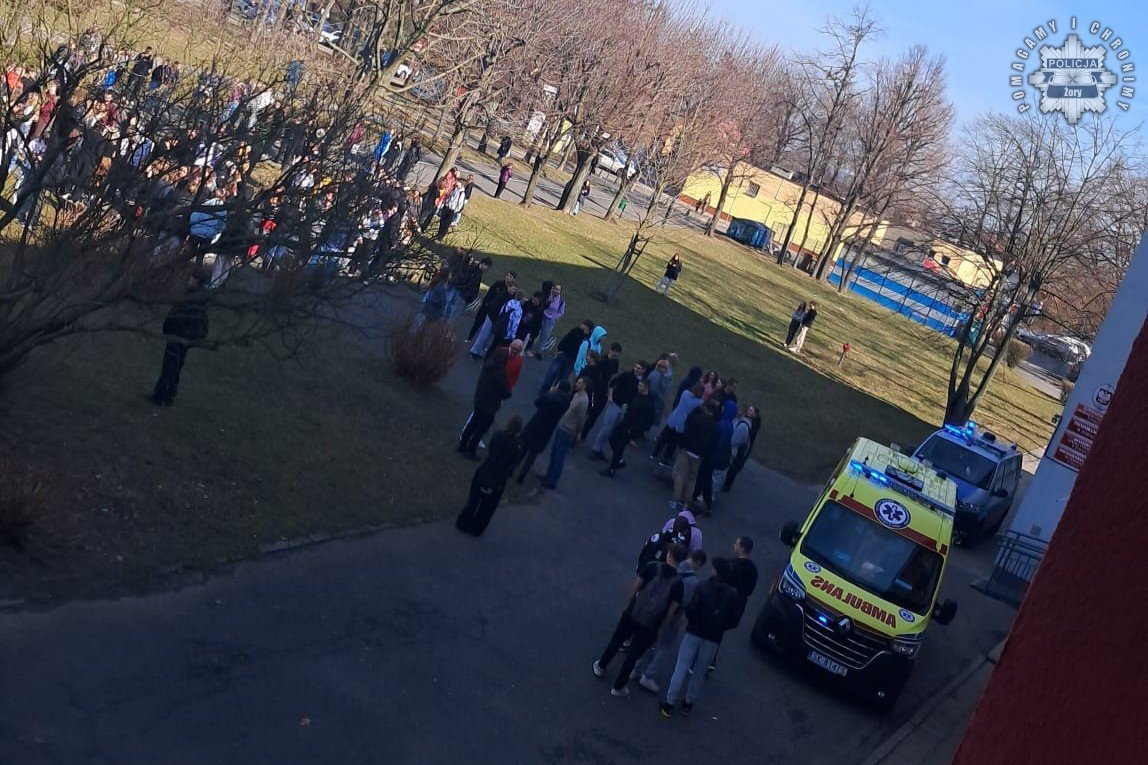 Ewakuacja szkoly w zorach