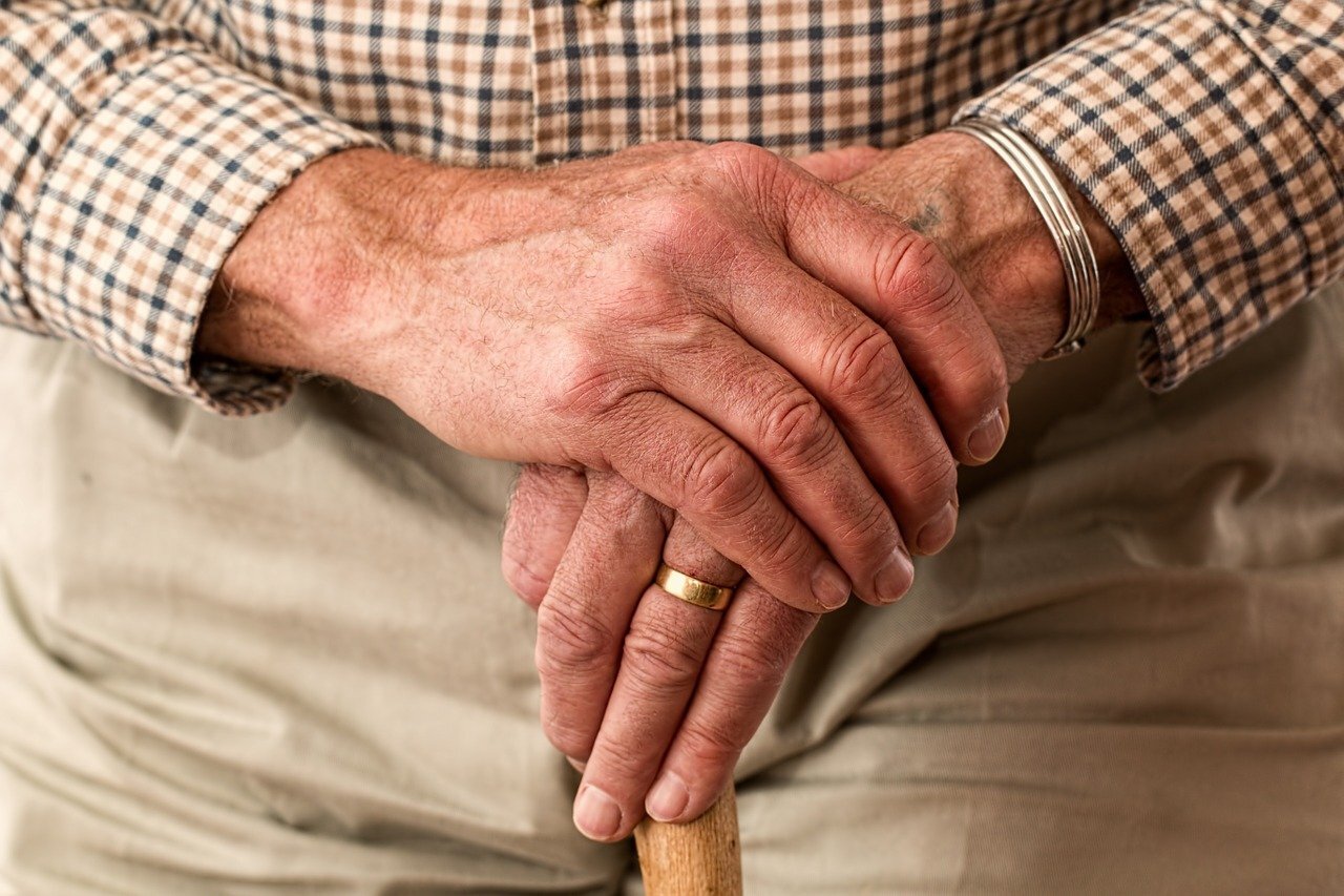 Hands 981400 1280