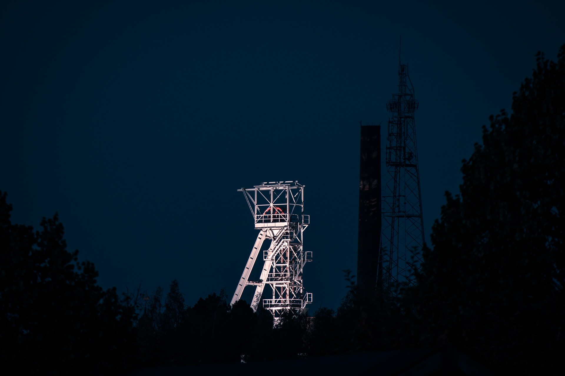 Headframe 3793513 1920 3