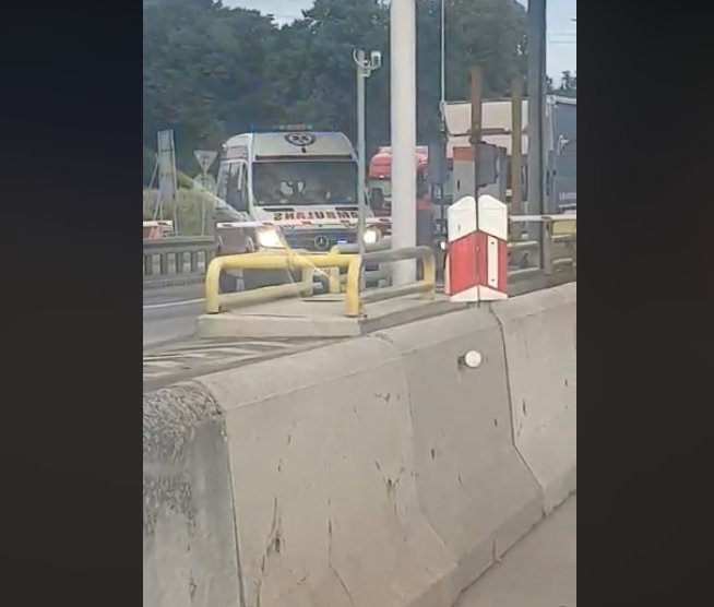 Karetka na sygnale zablokowana na bramkach