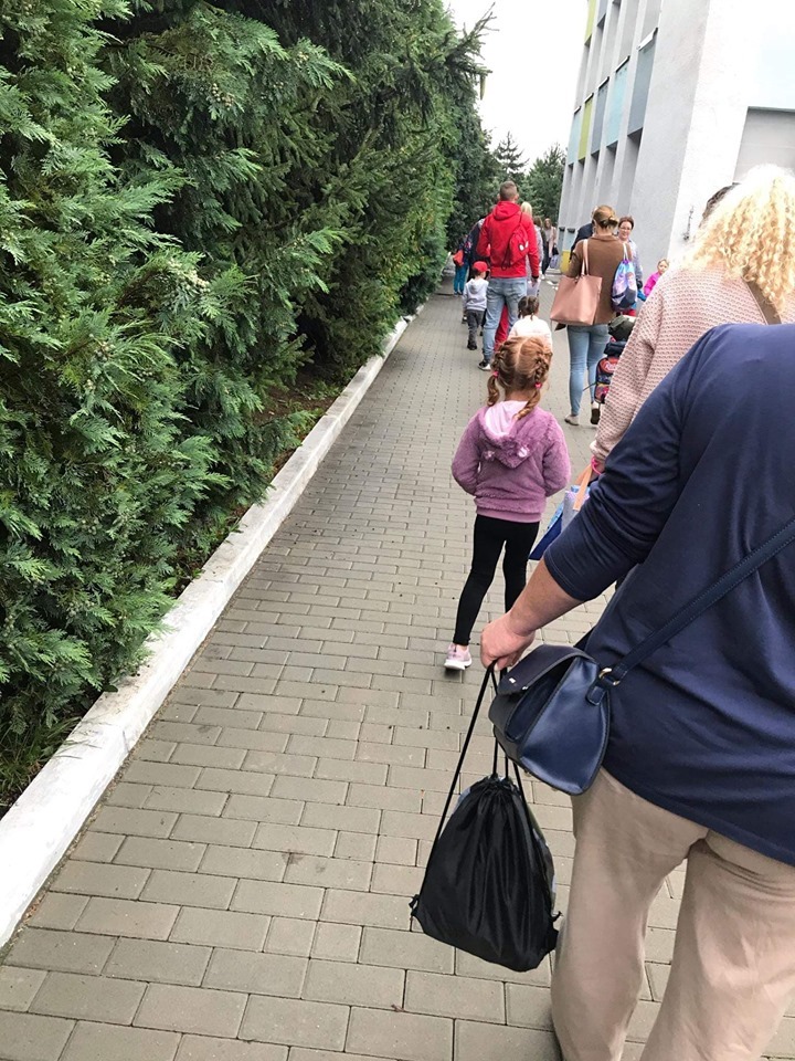 Kolejki do szkol i przedszkoli