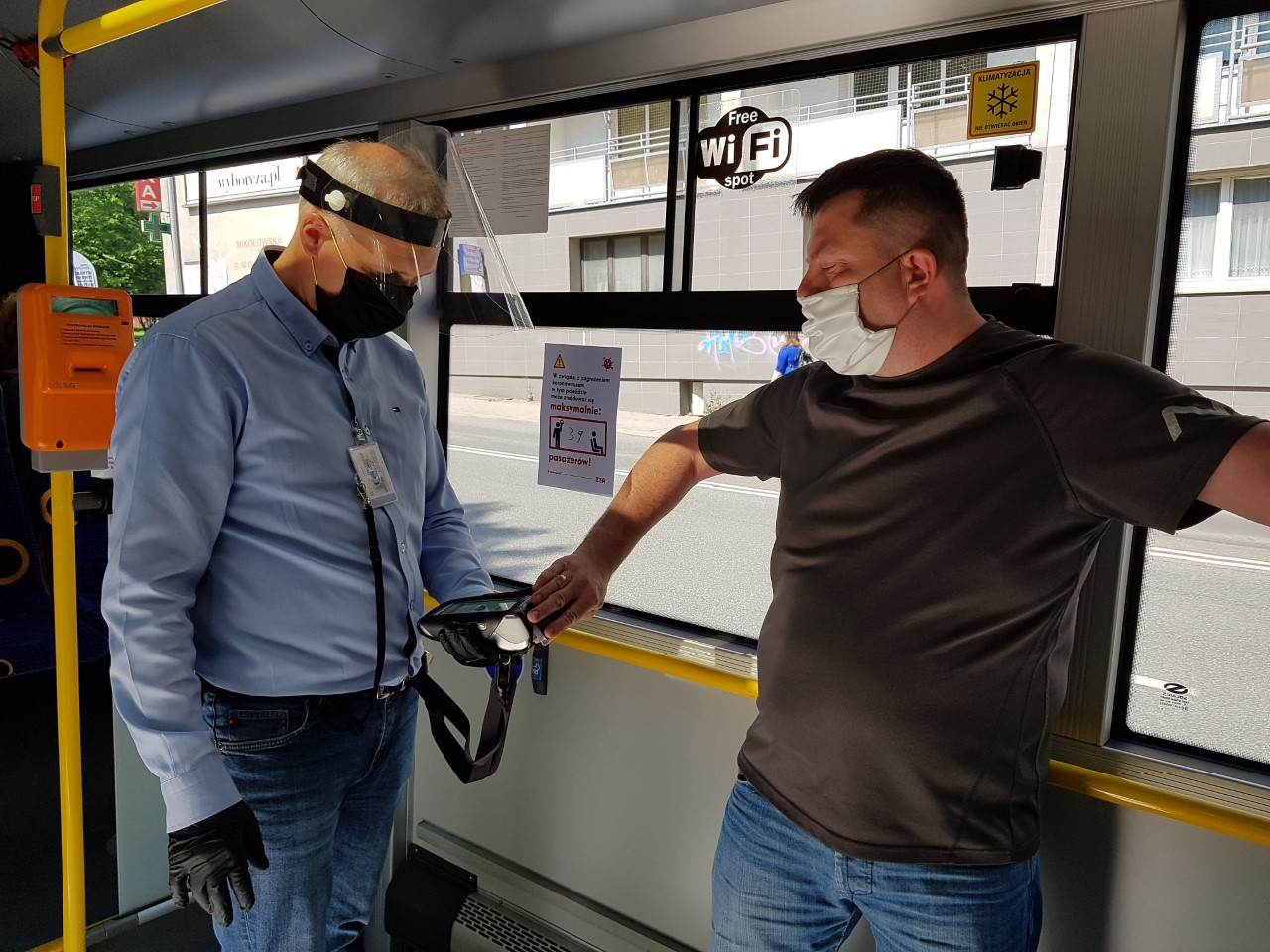 Kontrola w autobusie platnosc zblizeniowa