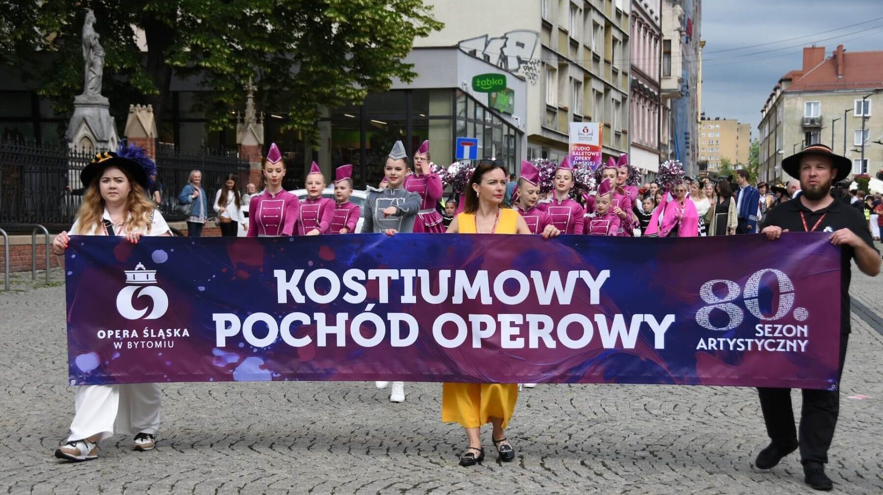 Kostiumowy pochod operowy