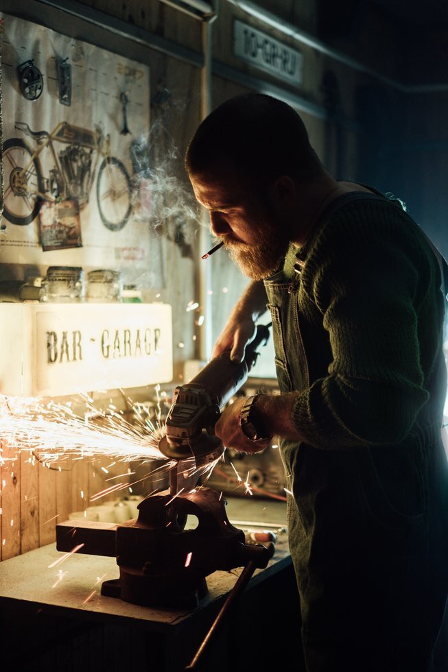 Man grinding metal 3484702