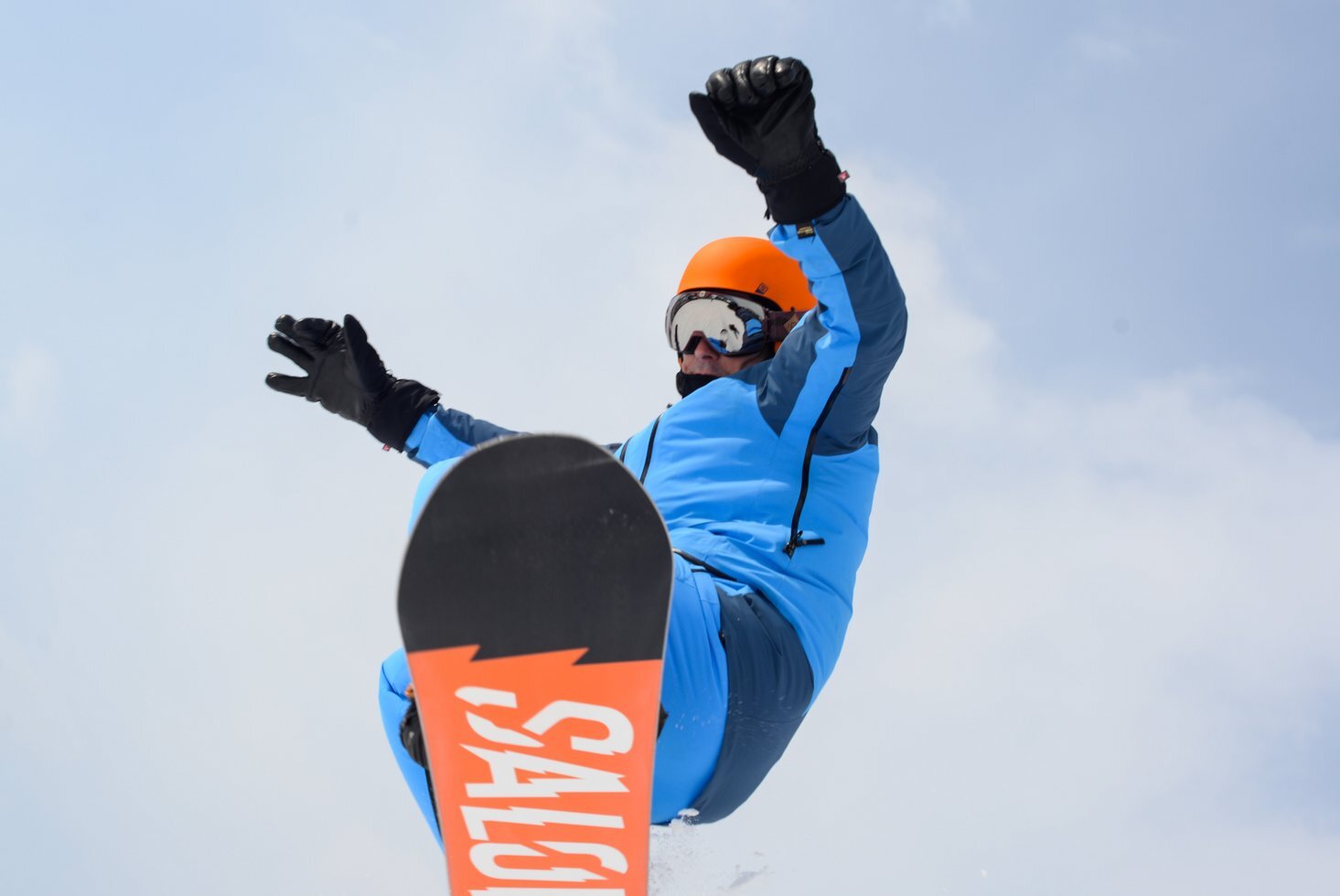 Man on a snowboard 910613