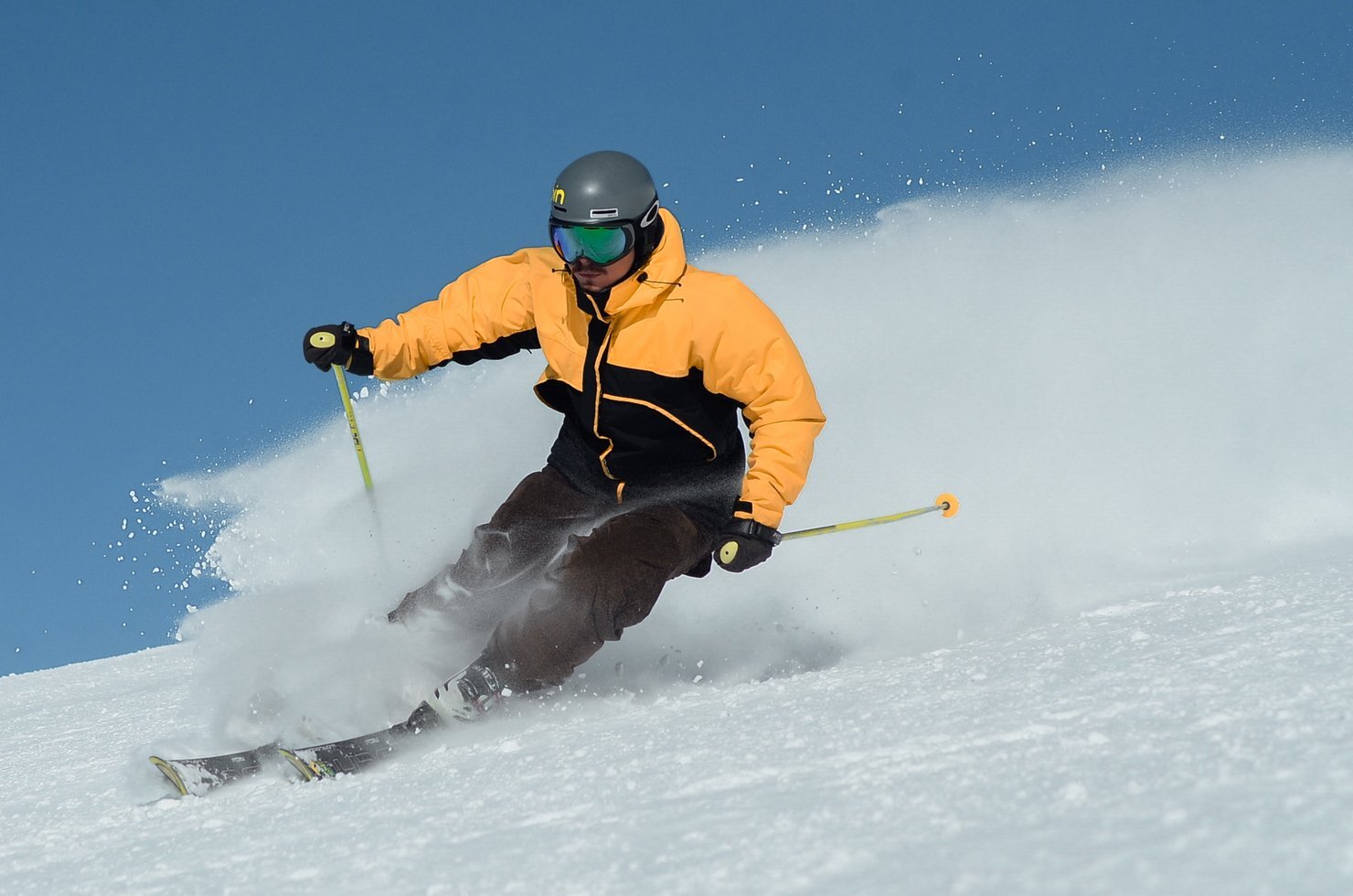 Man using ski 3193846