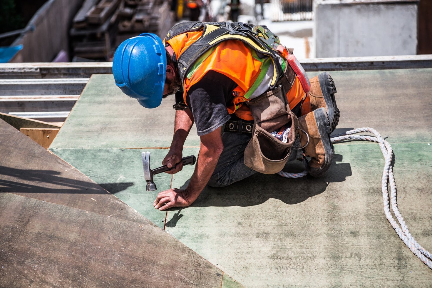 Man wearing blue hard hat using hammer 544966