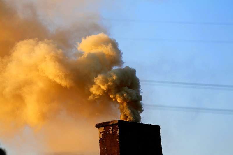 Niejednolita barwa dymu