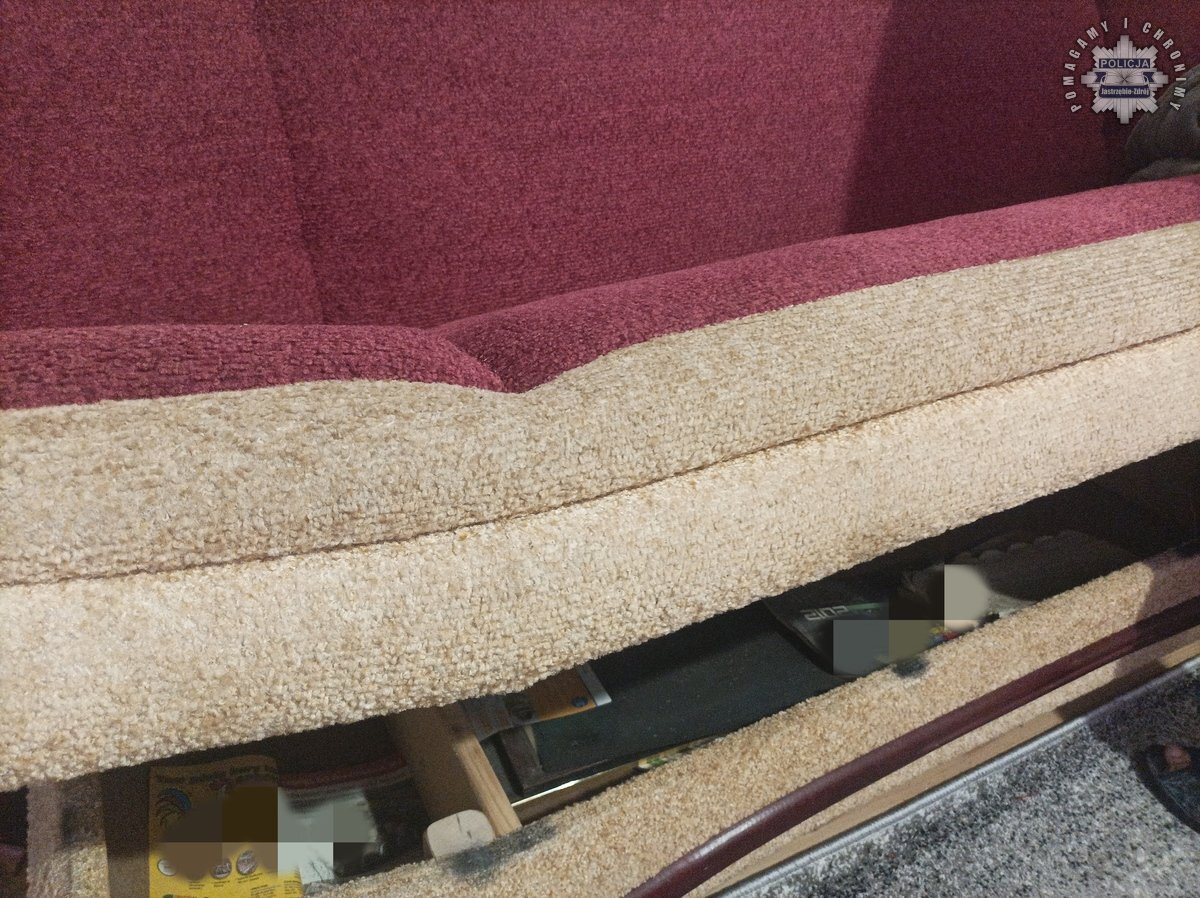 Przed policja ukryla sie w wersalce