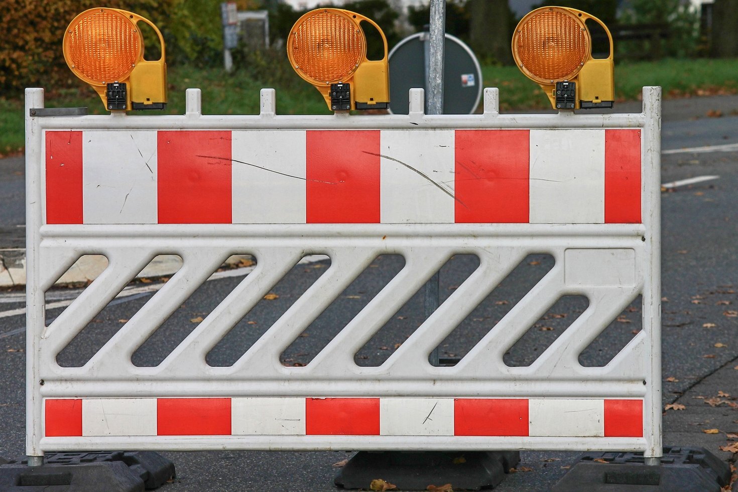 Road block 3811508 1920 01