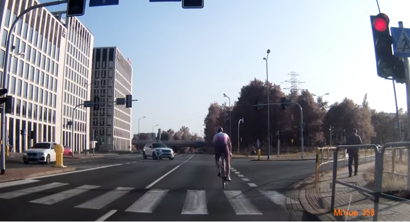 Rowerzystana czerwonym