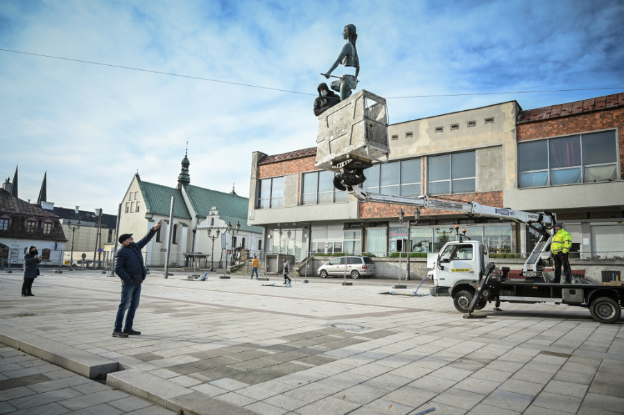 Rzezby nad rynkiem w Czestochowie