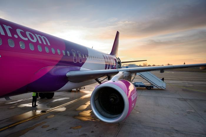 Samolot lini wizzair na lotnisku w brukseli 1085768