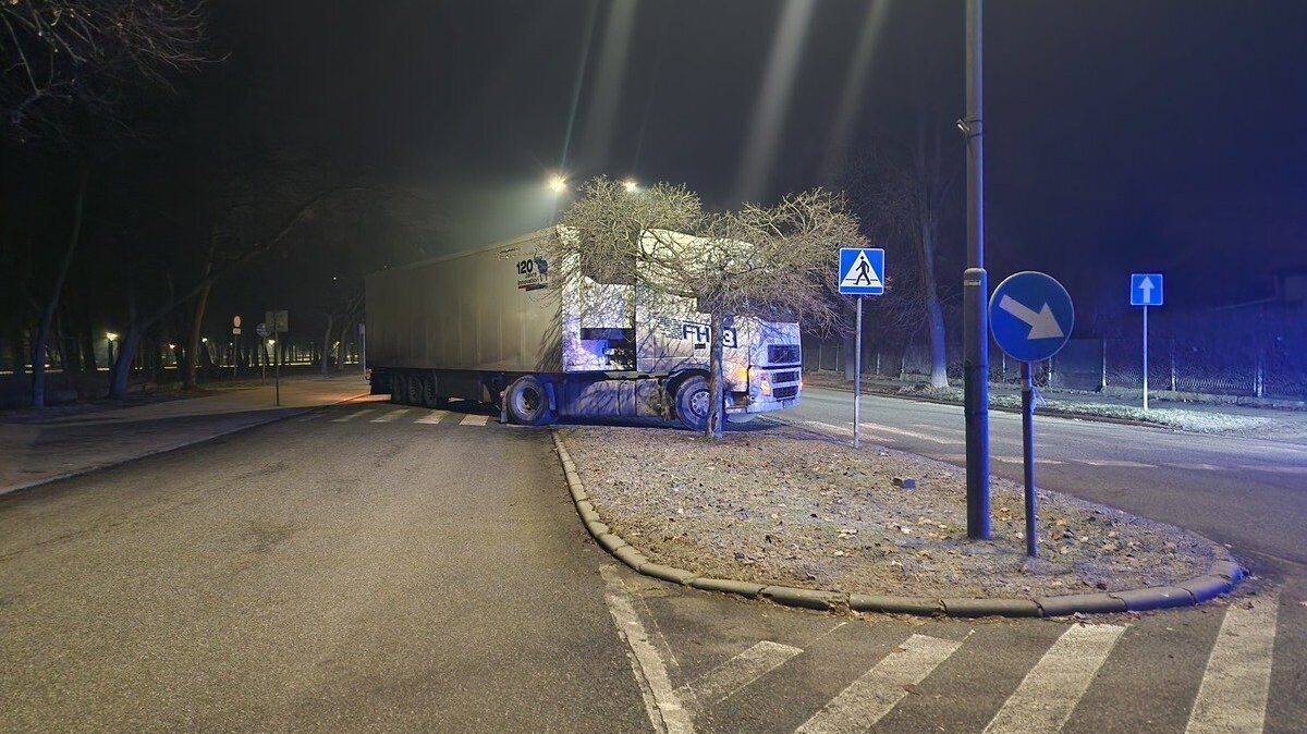 Tir zablokowal droge