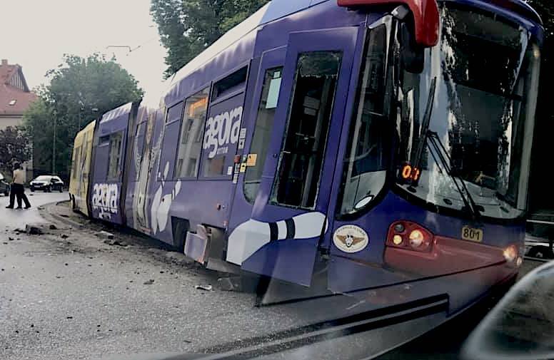 Tramwaj wykolejony