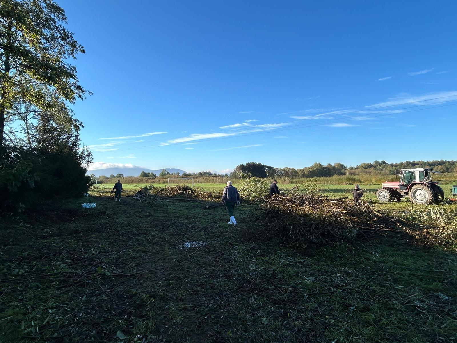 Wiezniowie poagaja usuwac skutki powodzi