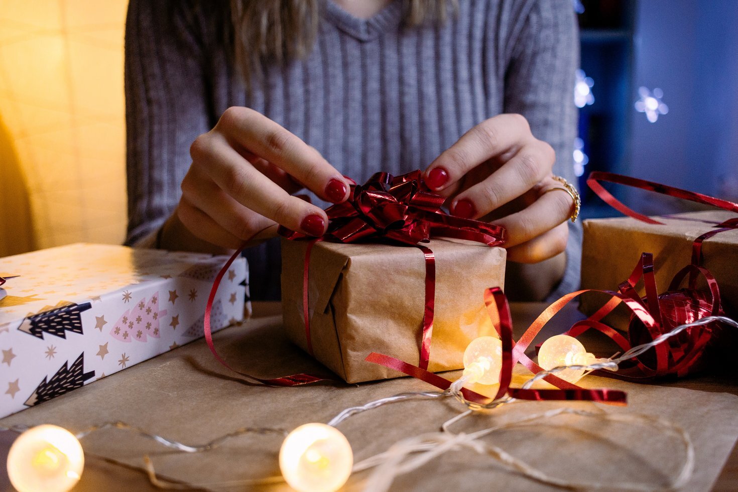 Woman doing gift wrapping 1687045
