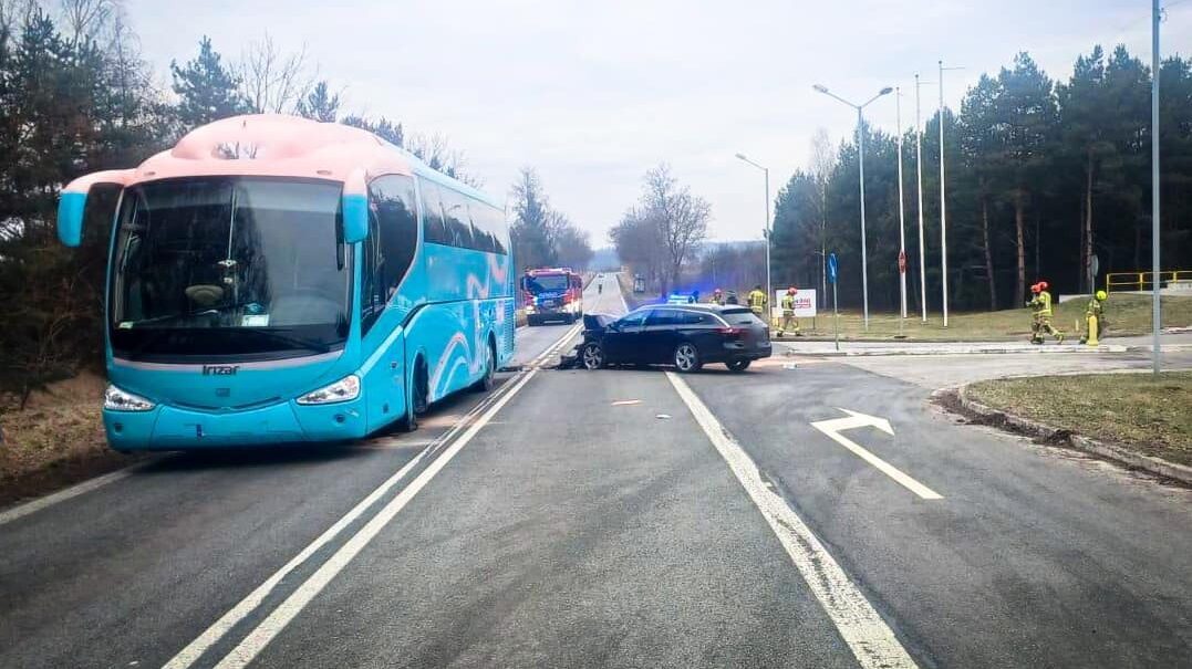 Wypadek autobusu i osobowki