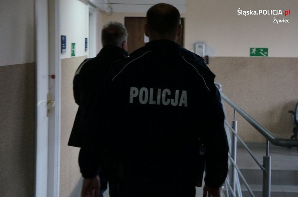 Z24595528 V 49 latek oblal pomnik zolnierzy NSZ czerwona farba