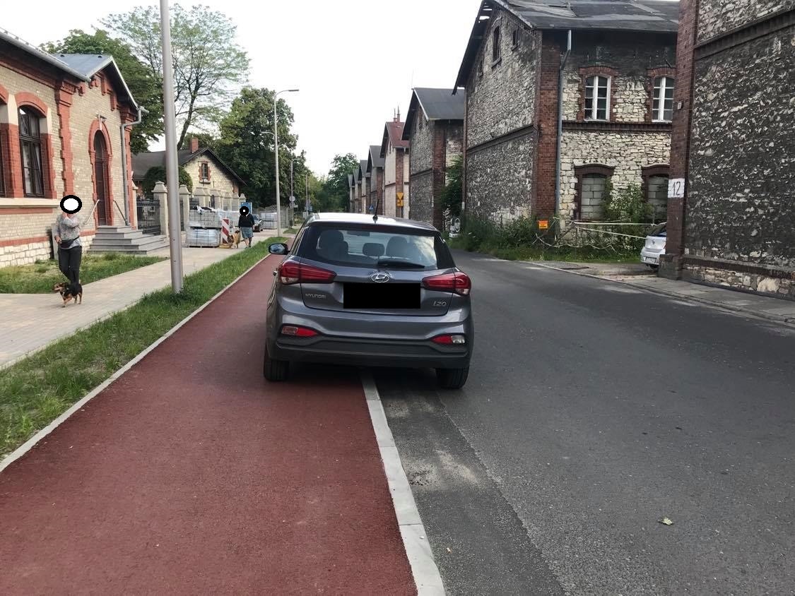 Zaparkowane samochody na sciezkach6