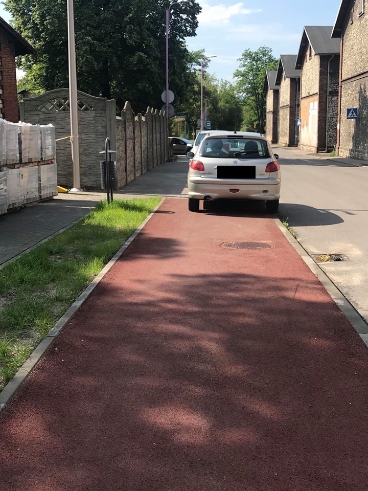 Zaparkowane samochody na sciezkach7