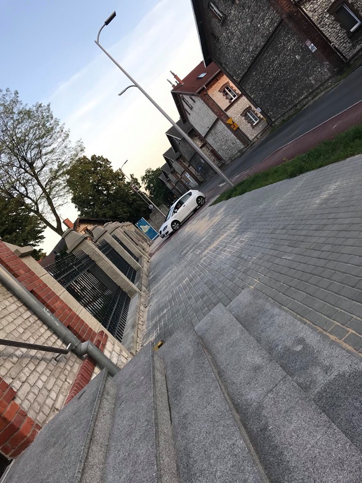 Zaparkowane samochody na sciezkach 4